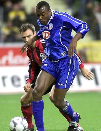 他再次砍下 他再次砍下